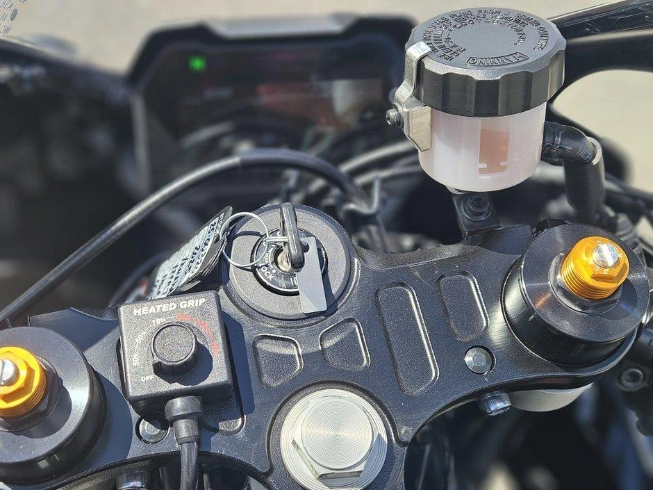 2025 Yamaha R7 alt
