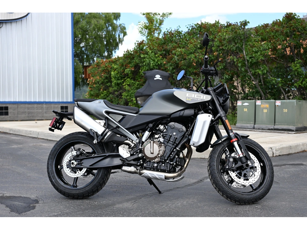 2027 Husqvarna Svartpilen 801 alt