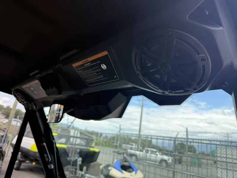 2026 Can-Am DEFENDER LIMITED CAB HD11