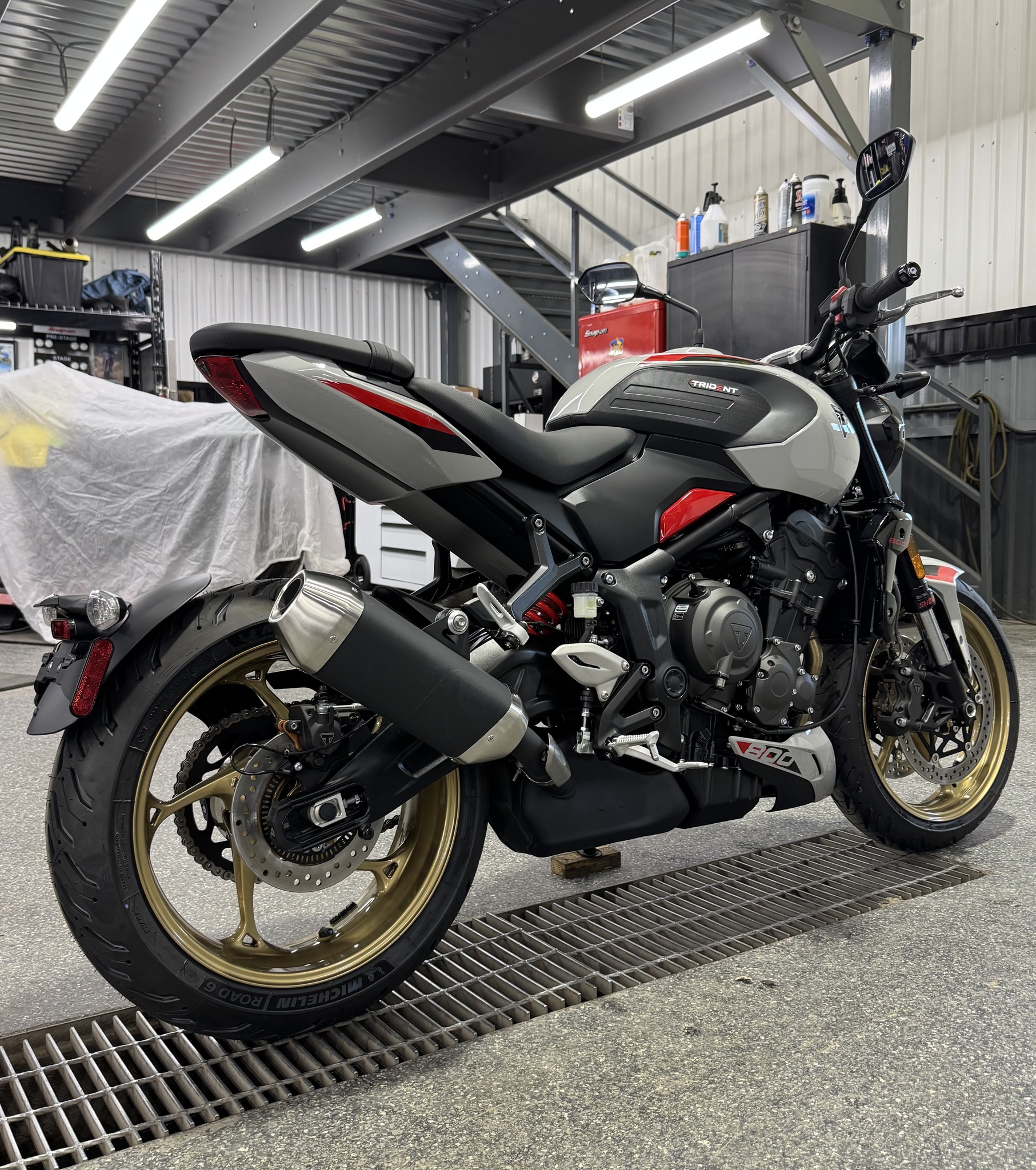 2026 Triumph TRIDENT 800 GRIS thumbnail 2