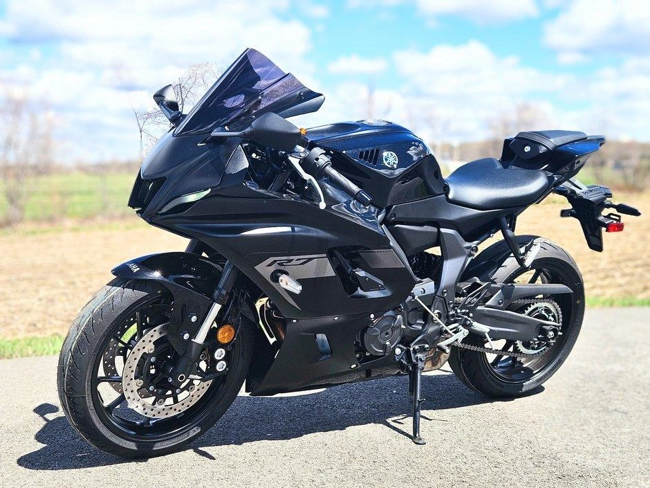 2025 Yamaha R7 alt