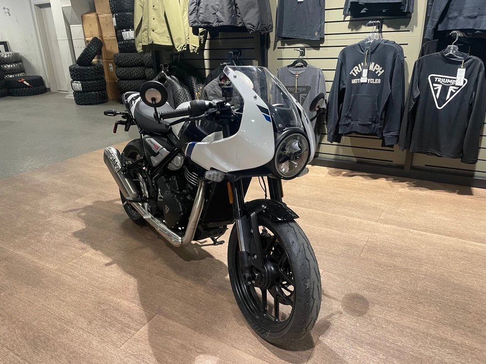 2026 Triumph Thruxton 400 - Pearl White / Storm Gray alt