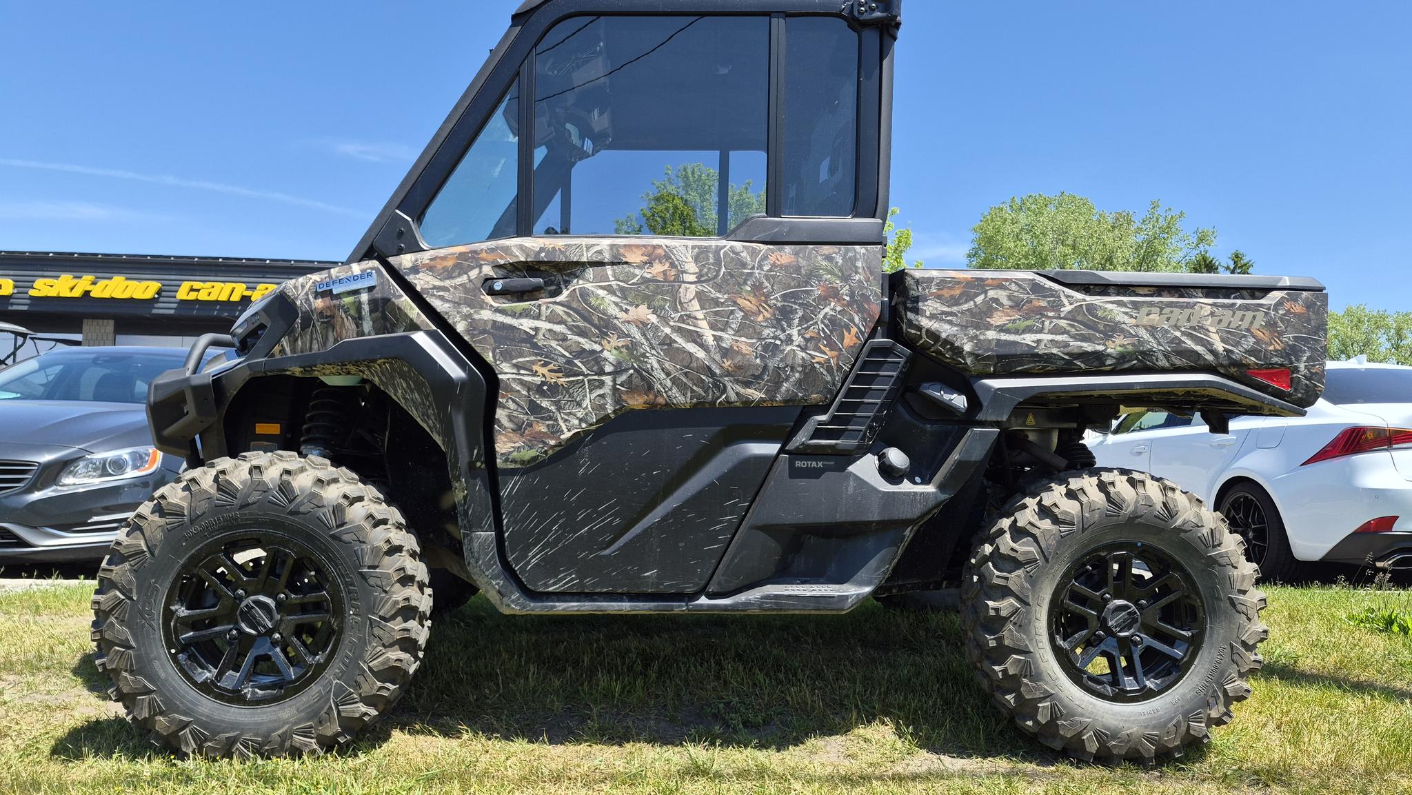 2026 Can-Am SSV DEF LTD 65 HD11 thumbnail 2