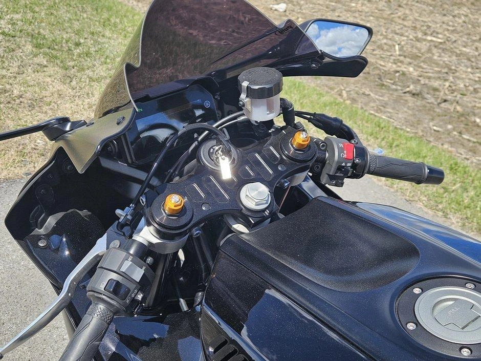 2025 Yamaha R7 alt