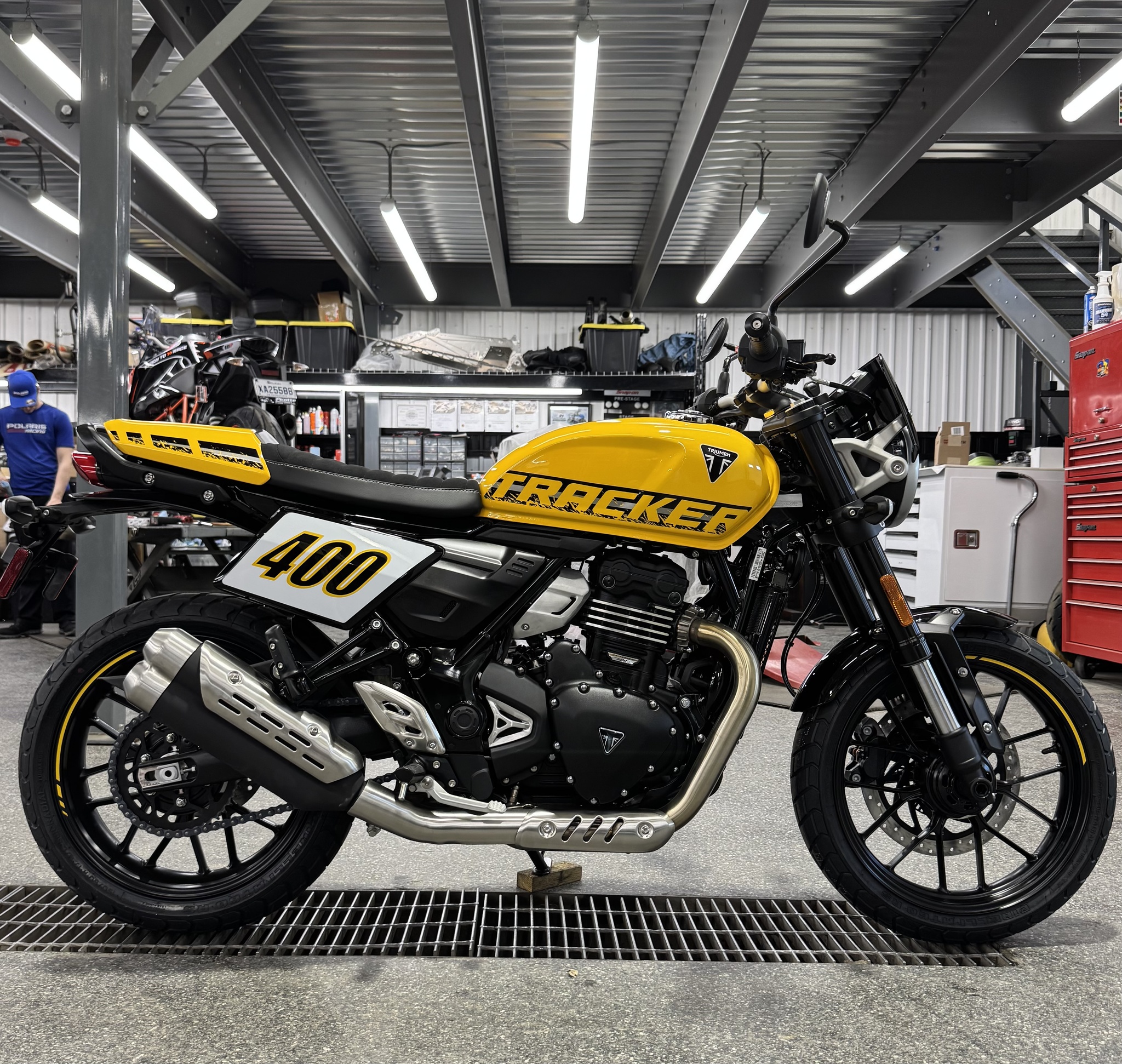 2027 Triumph TRACKER 400 JAUNE