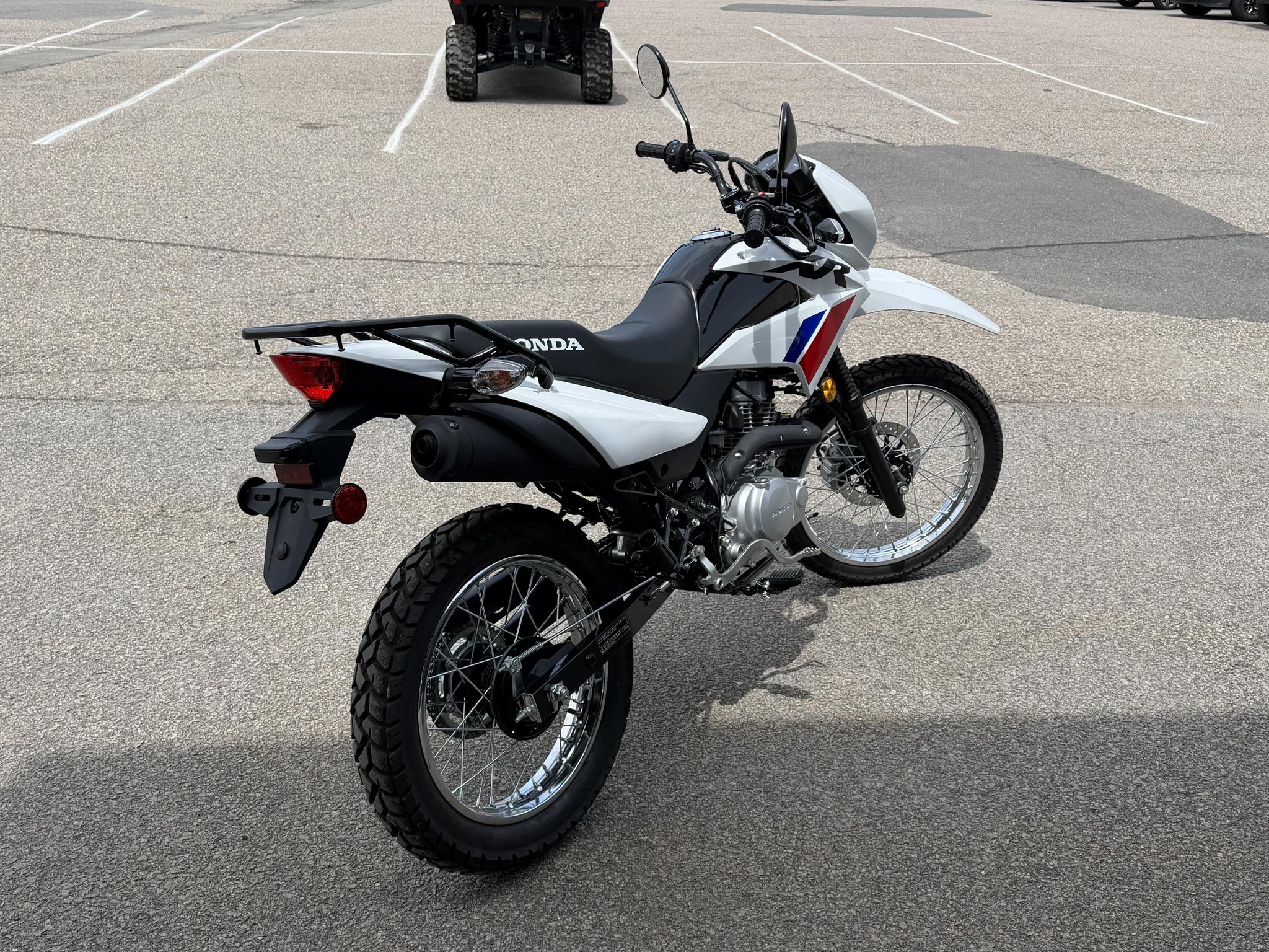 2025 Honda XR150L (CA) thumbnail 4