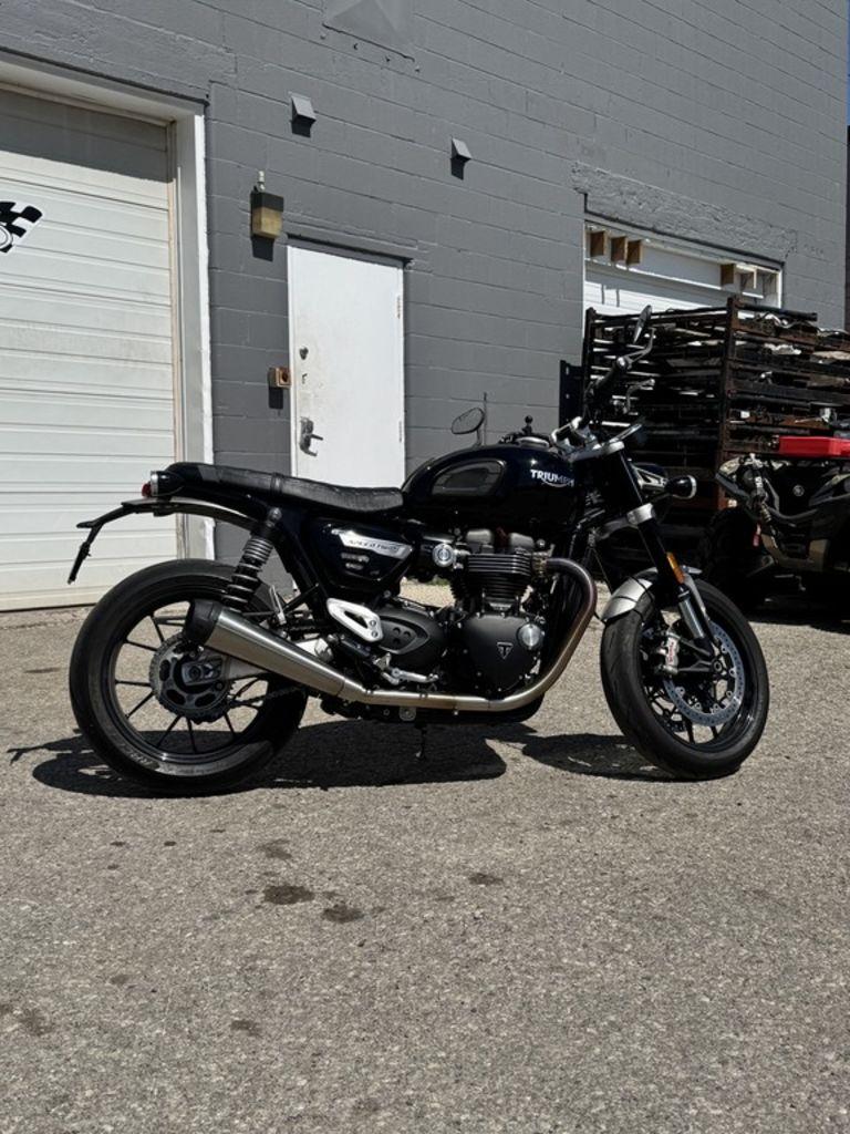 2022 Triumph Speed Twin Jet Black thumbnail 2