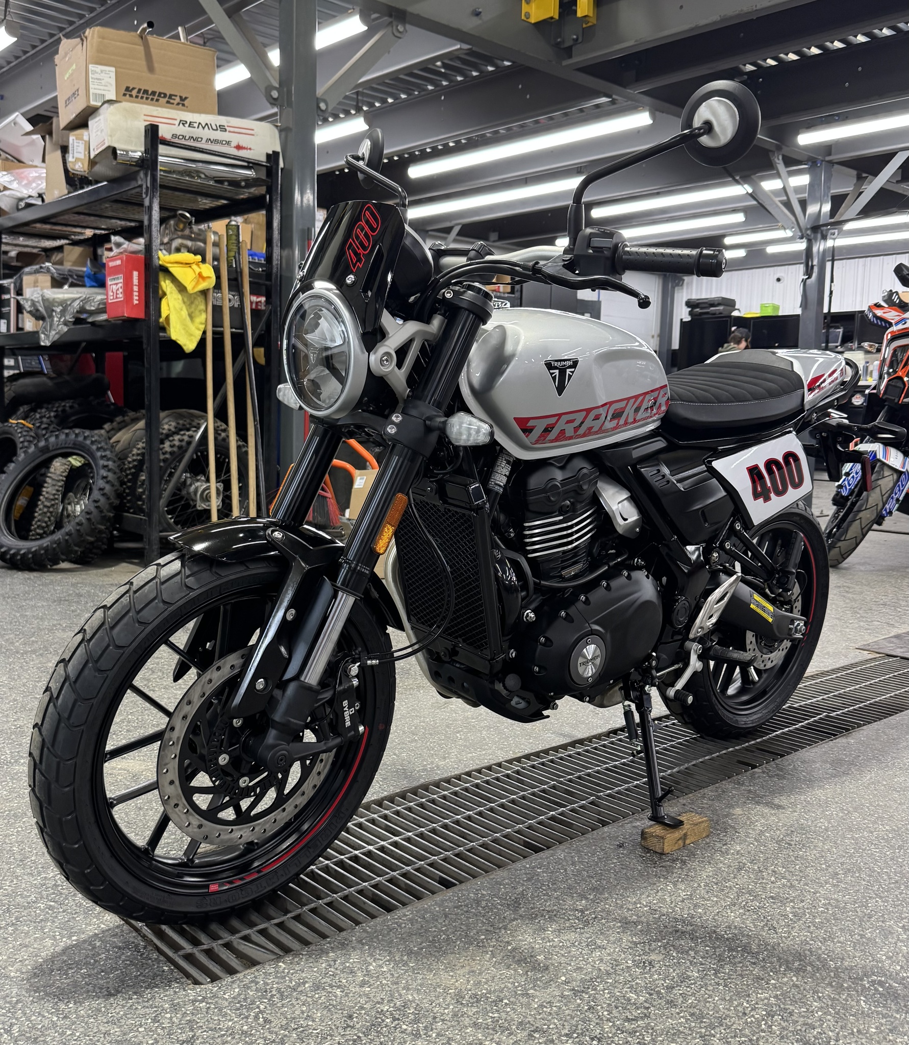 2027 Triumph TRACKER 400 ARGENT