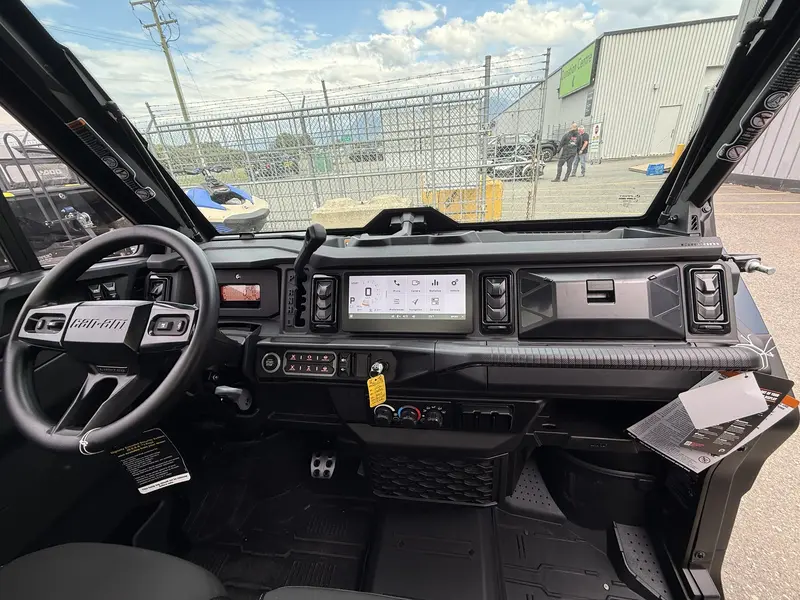 2026 Can-Am DEFENDER LIMITED CAB HD11