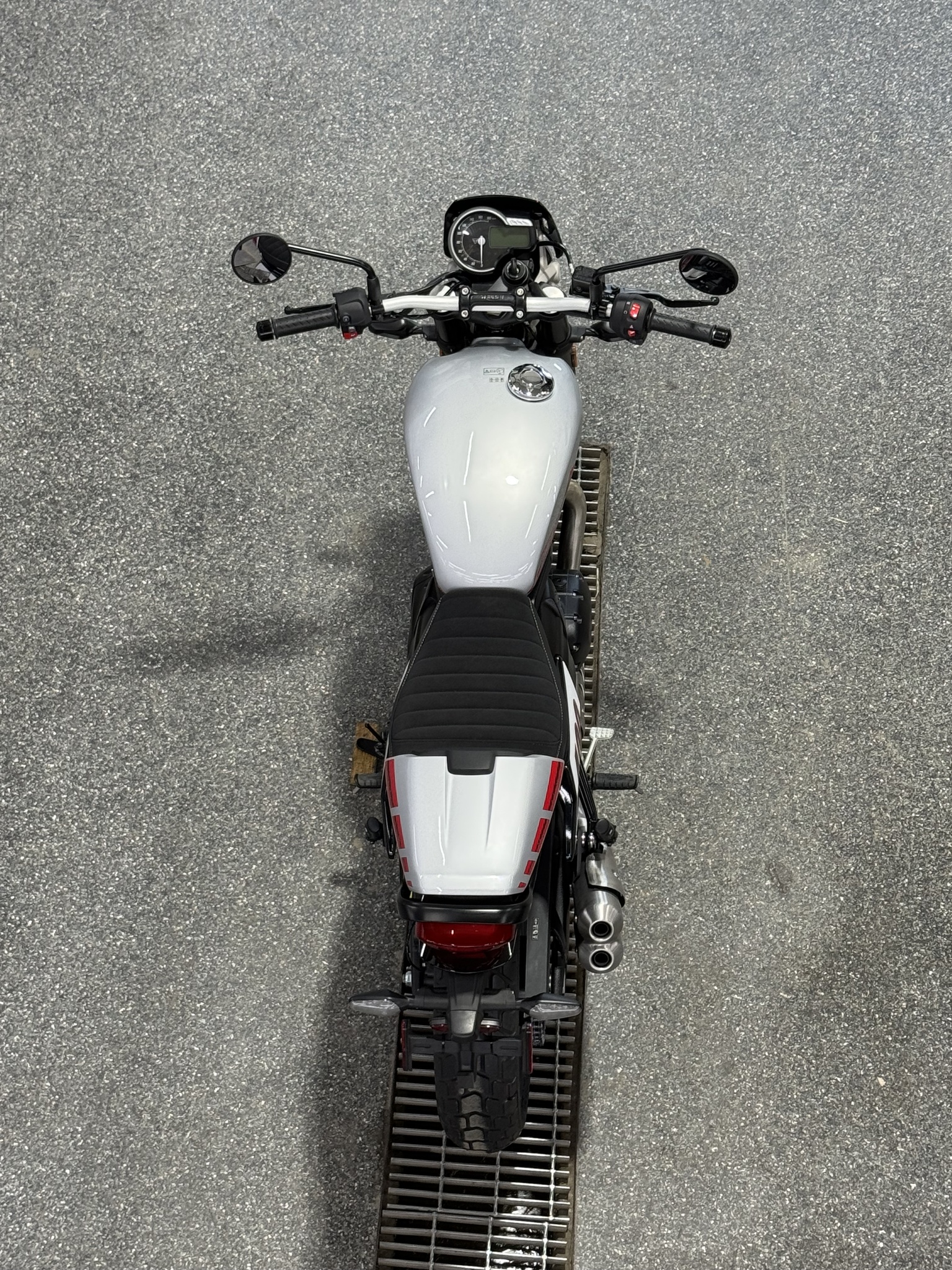 2027 Triumph TRACKER 400 ARGENT