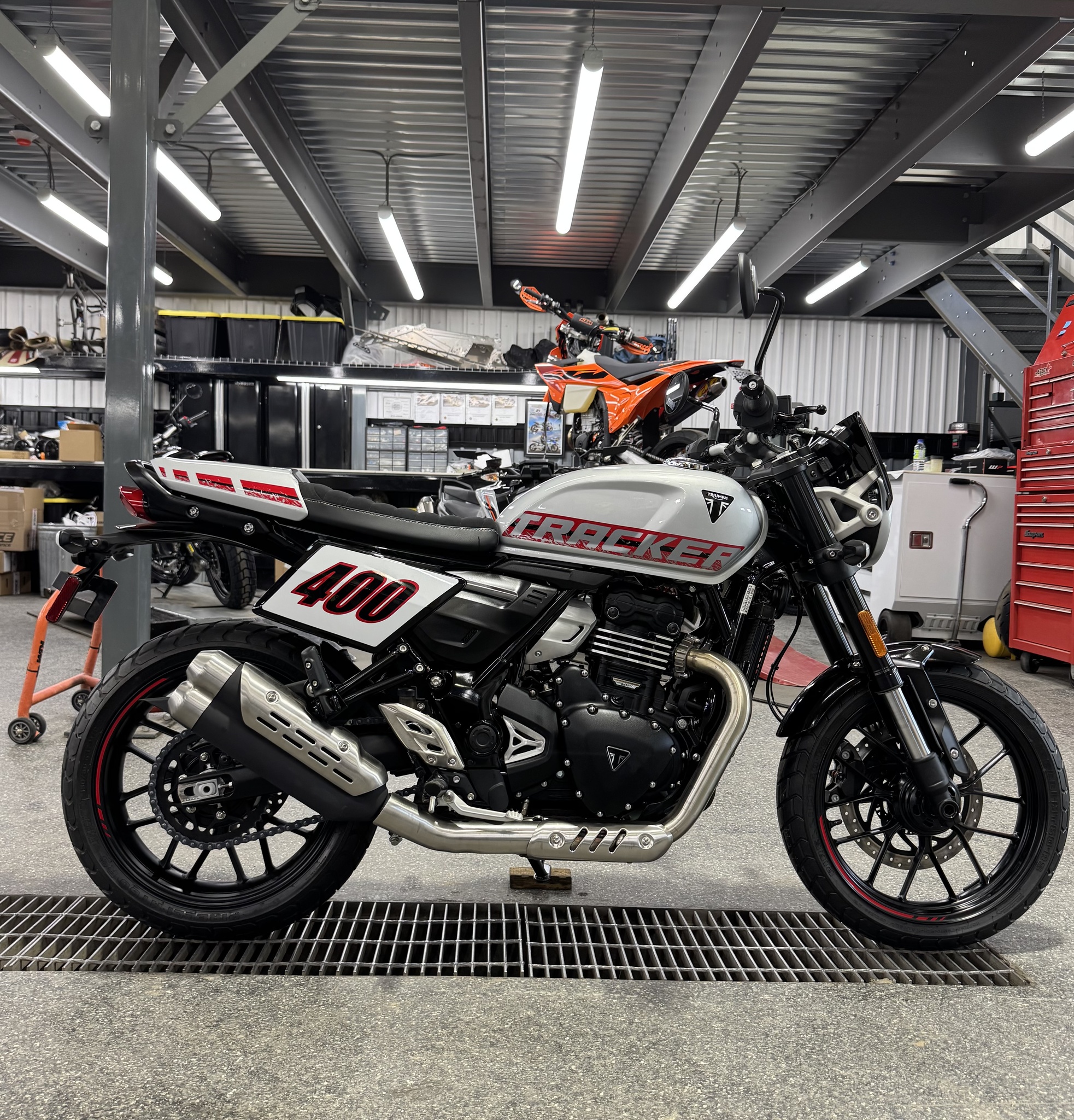 2027 Triumph TRACKER 400 ARGENT