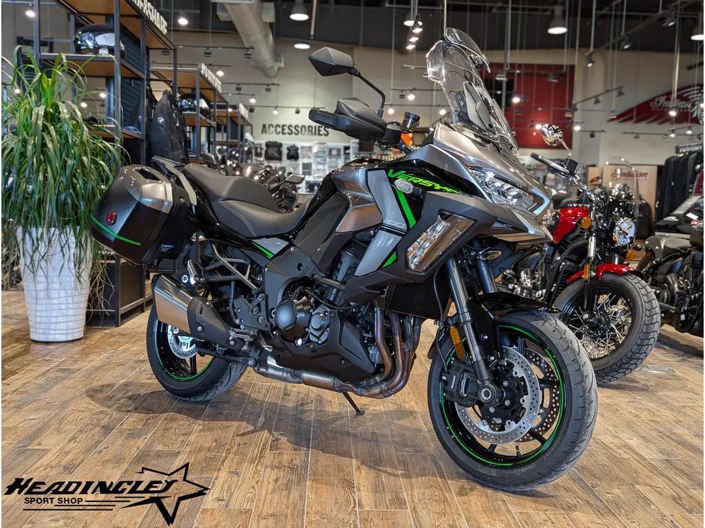 2025 Kawasaki Versys 1100 SE LT // Metallic Graphite Gray/Metallic Diablo Black