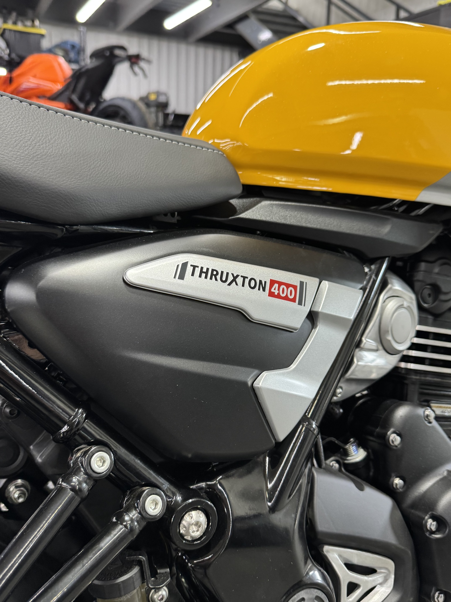 2026 Triumph THRUXTON 400 JAUNE thumbnail 13