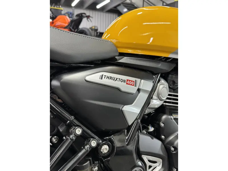 2026 Triumph THRUXTON 400 JAUNE