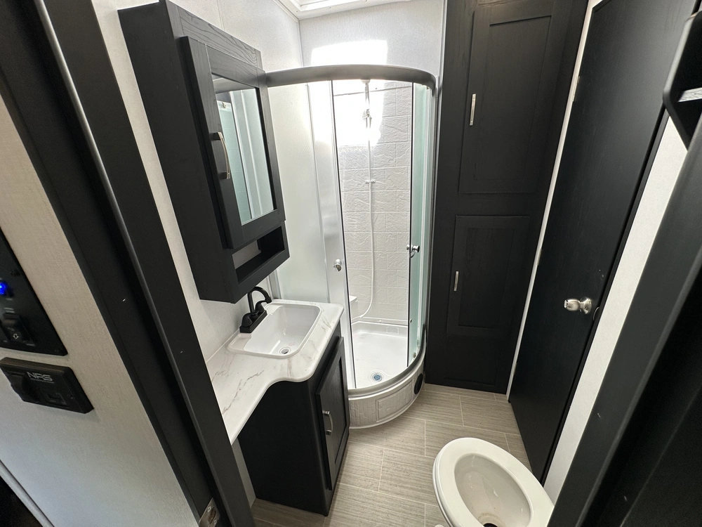 2024 Coachmen Adrenaline 27kb alt