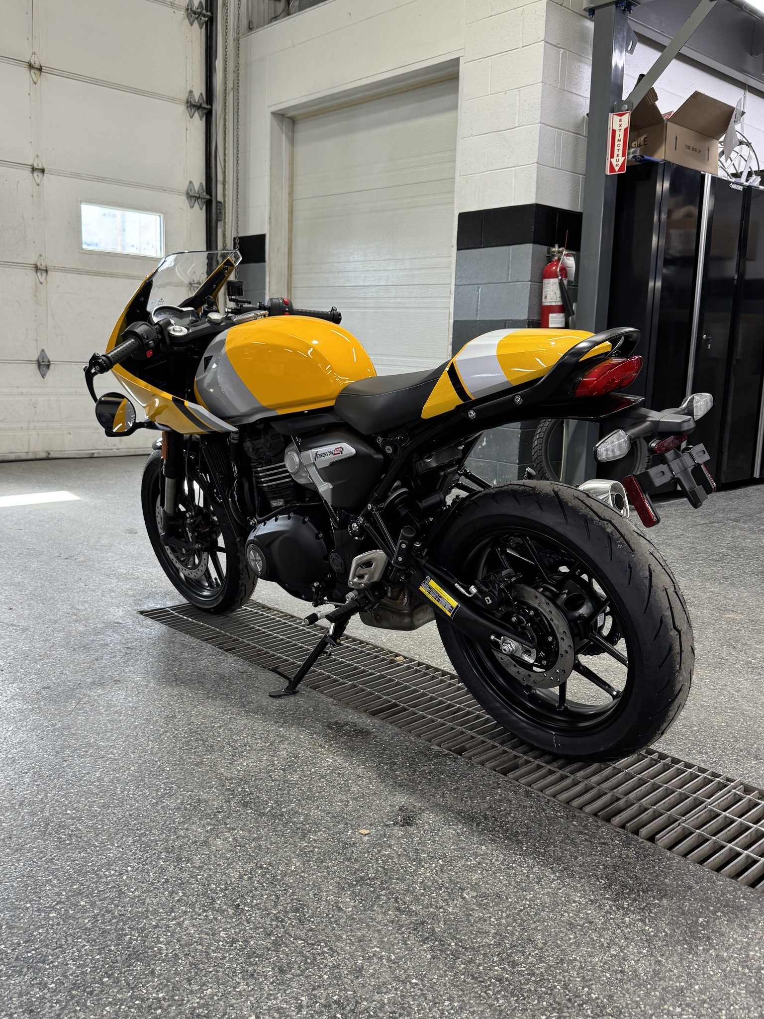 2026 Triumph THRUXTON 400 JAUNE thumbnail 4