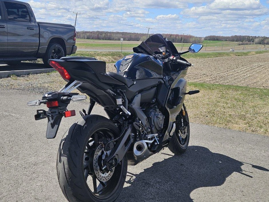 2025 Yamaha R7 alt