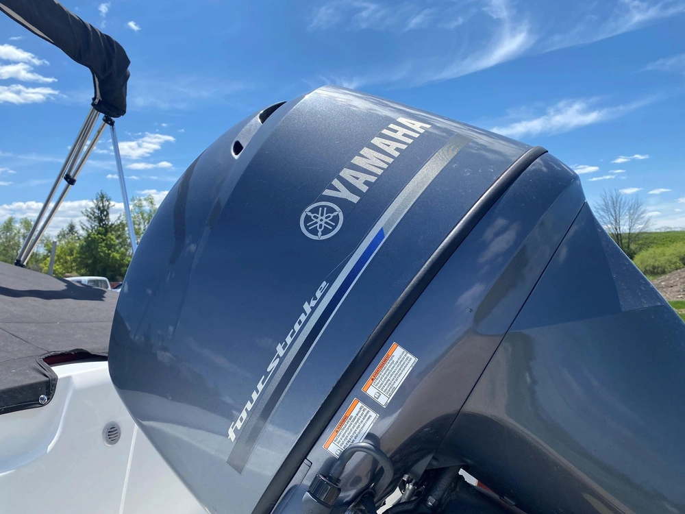 2014 Yamaha Rinker 186 alt
