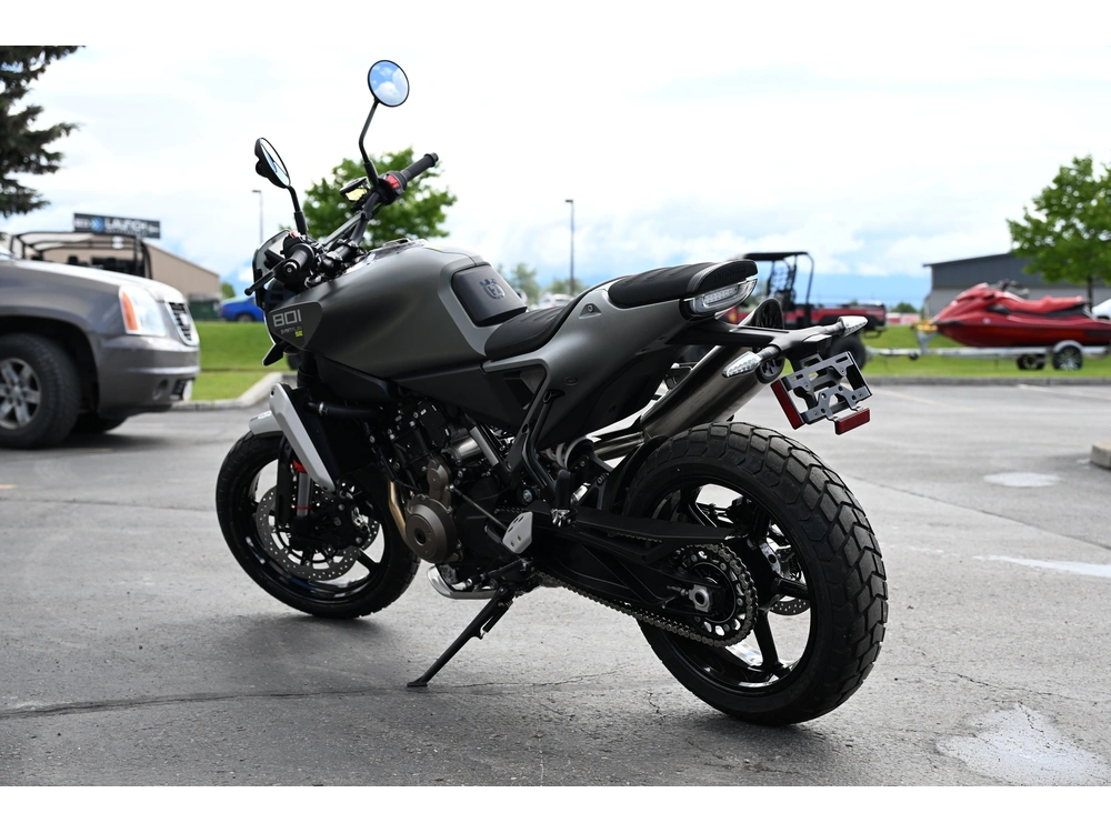 2027 Husqvarna Svartpilen 801 alt