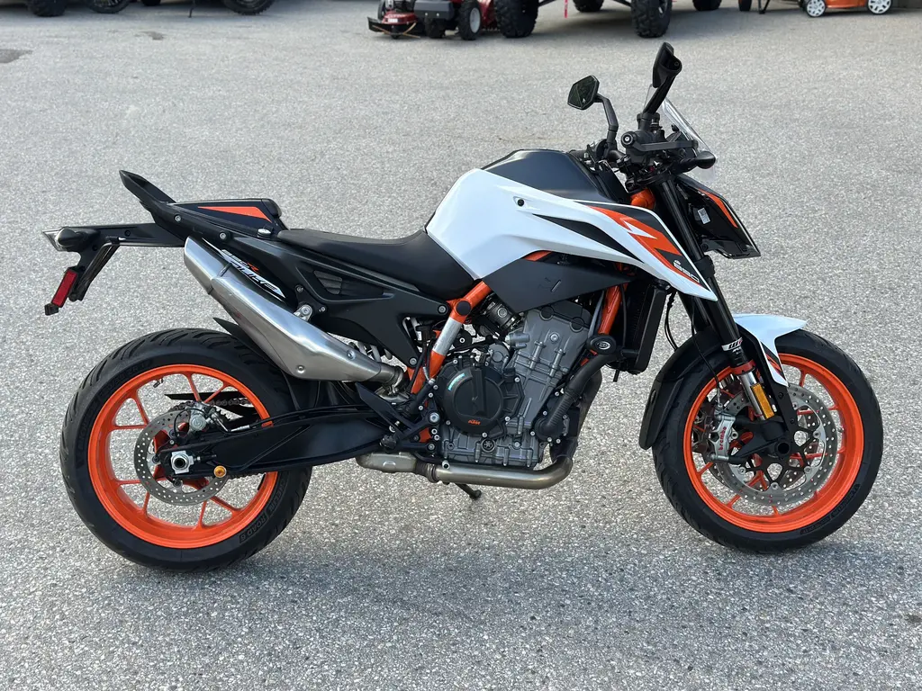 2021 KTM 890 DUKE R