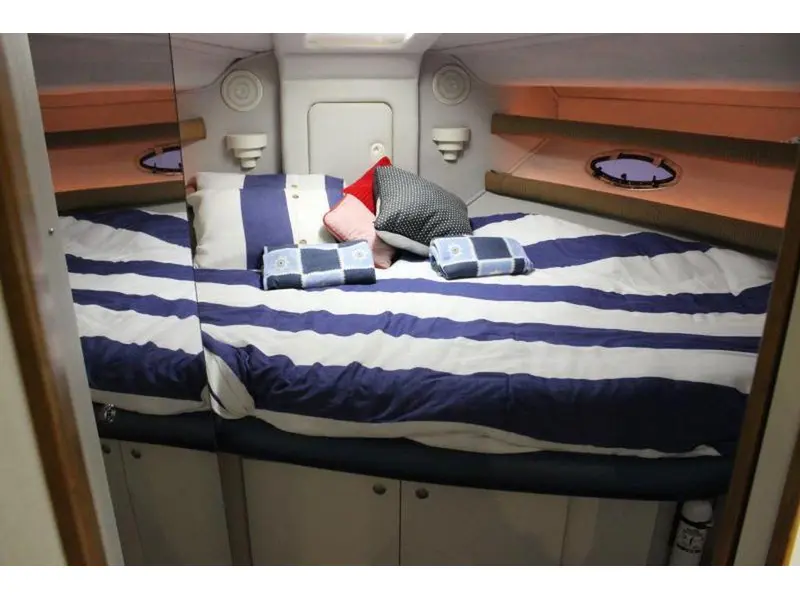 1993 Cruisers Yachts 3850