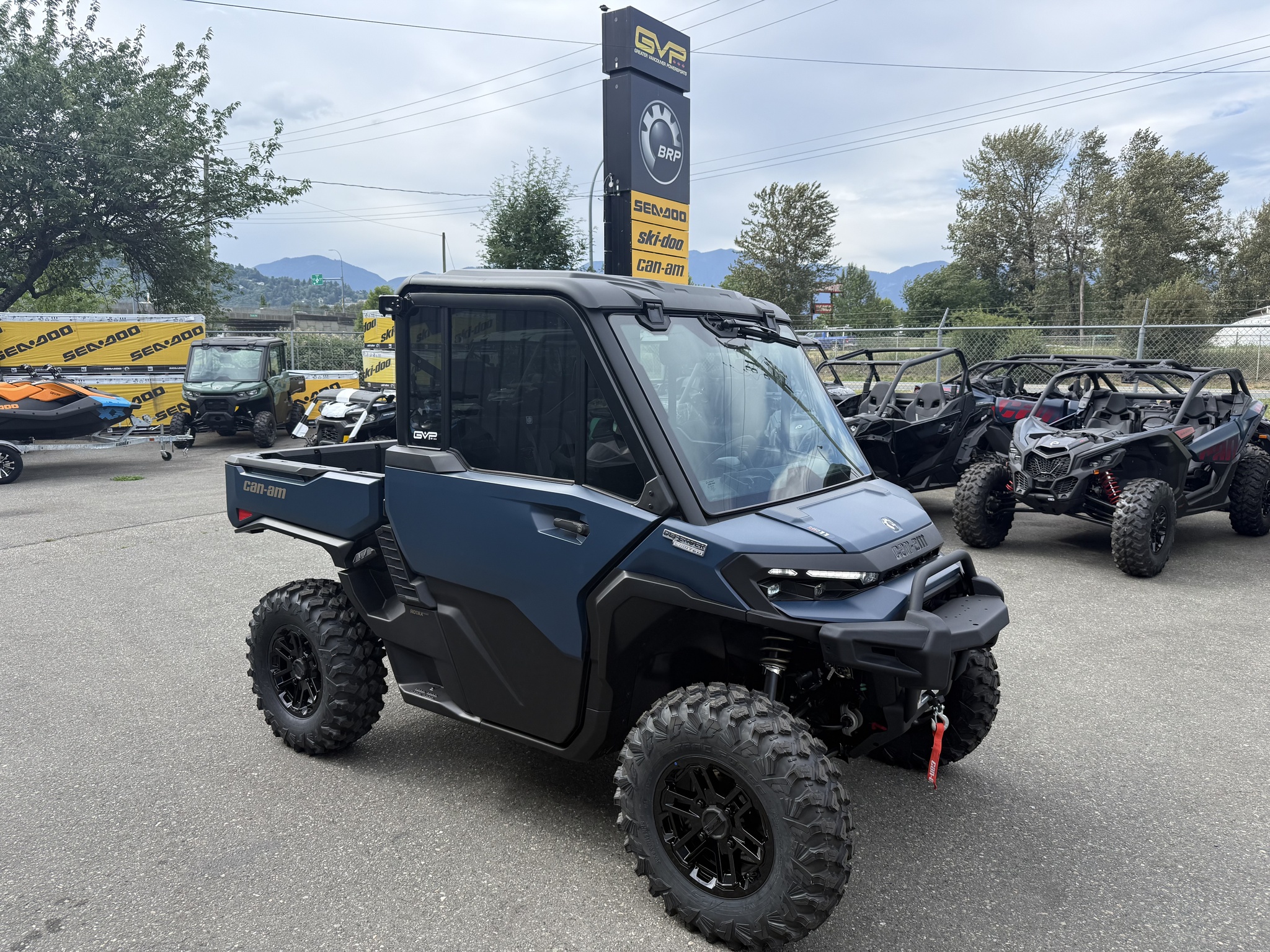 2026 Can-Am DEFENDER LIMITED CAB HD11