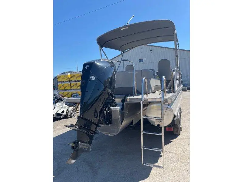 2020 Manitou oasis 23'