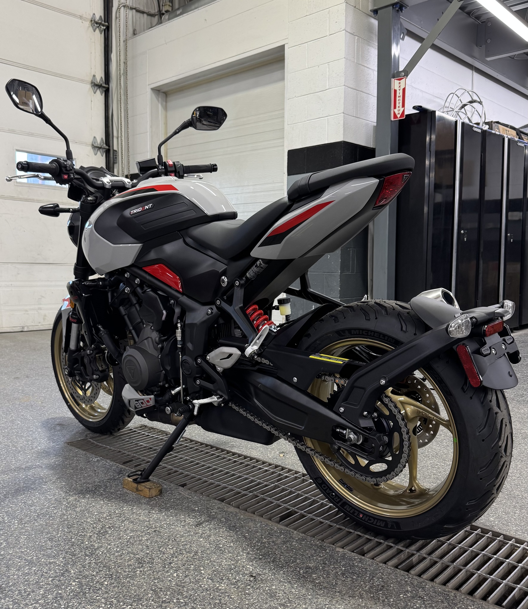 2026 Triumph TRIDENT 800 GRIS thumbnail 4