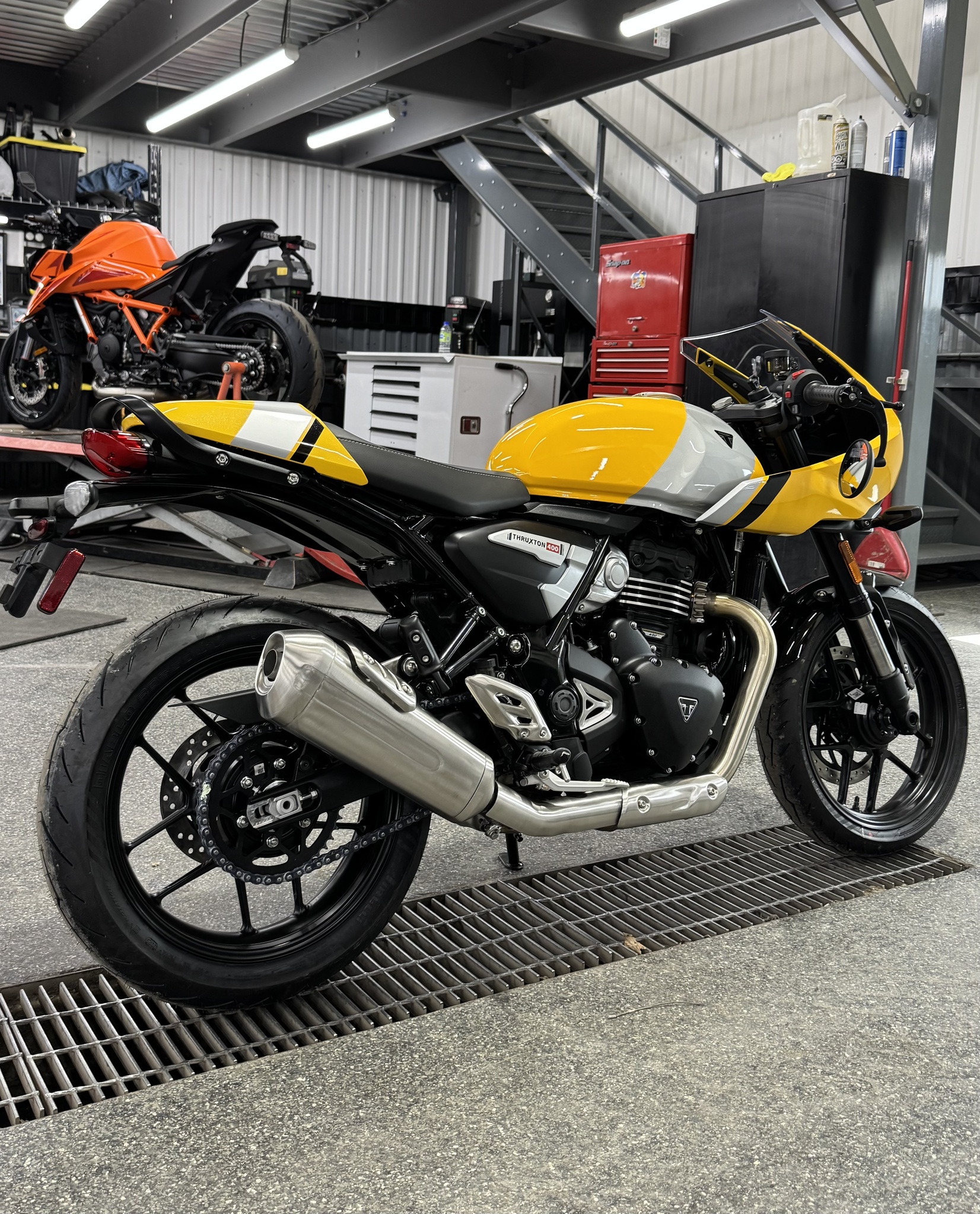 2026 Triumph THRUXTON 400 JAUNE thumbnail 2