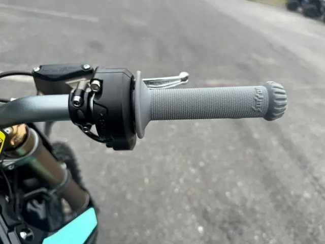 Surron HYPER BEE 100% ÉLECTRIQUE AVEC 8,000 WATTS 2026
