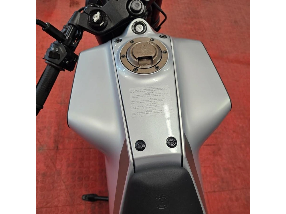2021 Husqvarna Svartpilen 401 alt
