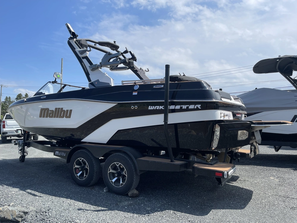 2026 Malibu 21 Lx alt