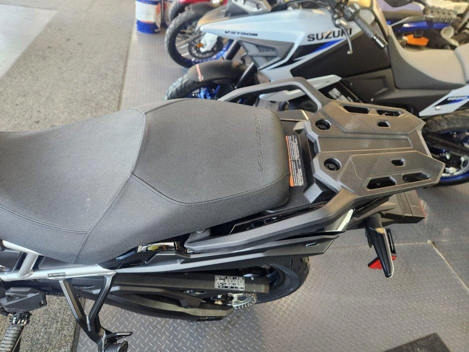 2025 Suzuki V-strom 800 alt