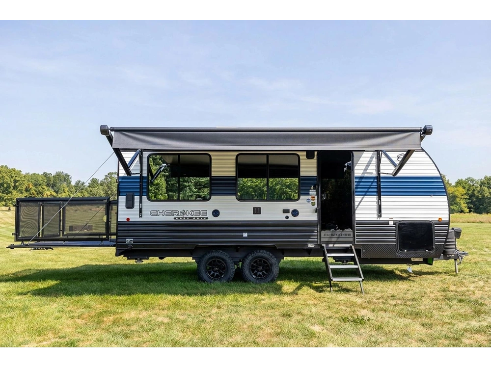 2026 Cherokee 18rr Grey Wolf Cargo alt