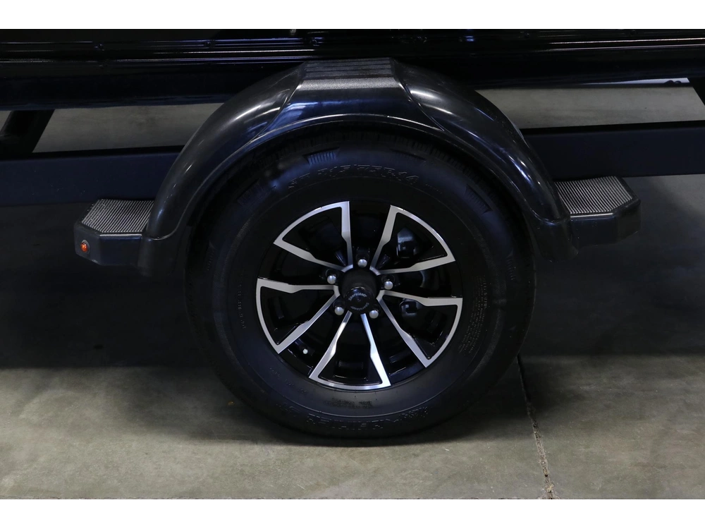 2023 Lund 1875 Crossover Xs alt