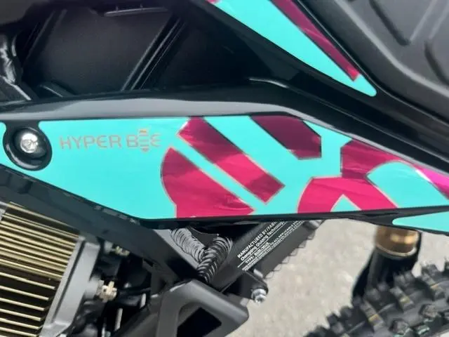 Surron HYPER BEE 100% ÉLECTRIQUE AVEC 8,000 WATTS 2026