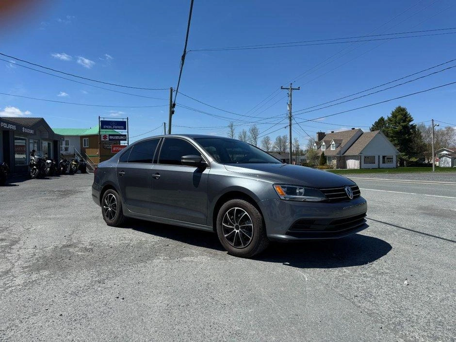 Volkswagen Jetta Tremdline 2015 alt