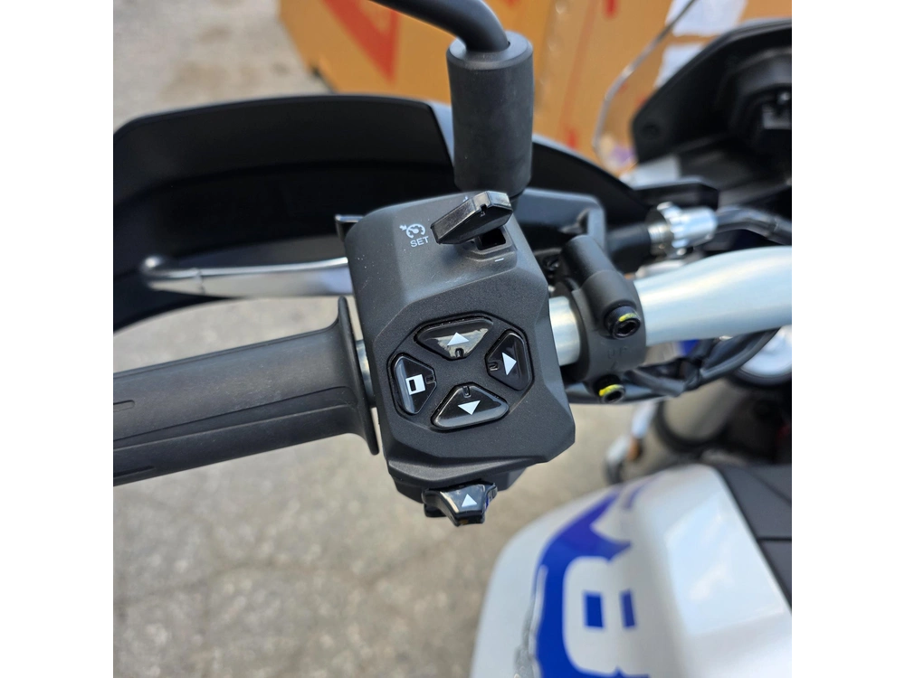 2027 Moto Guzzi V85 Tt alt