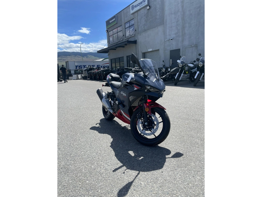 2026 Kawasaki Ninja 500 alt