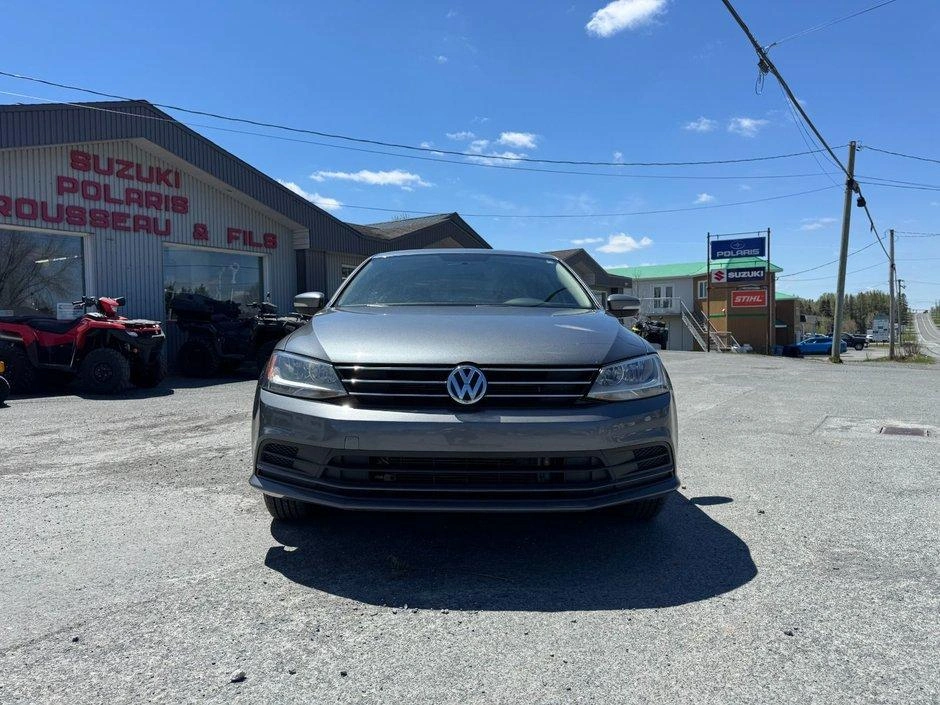 Volkswagen Jetta Tremdline 2015 alt