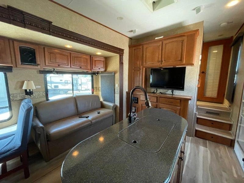 Heartland Big Horn 3800bh 2011 alt