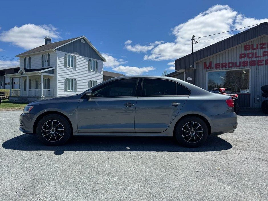 Volkswagen Jetta Tremdline 2015 alt
