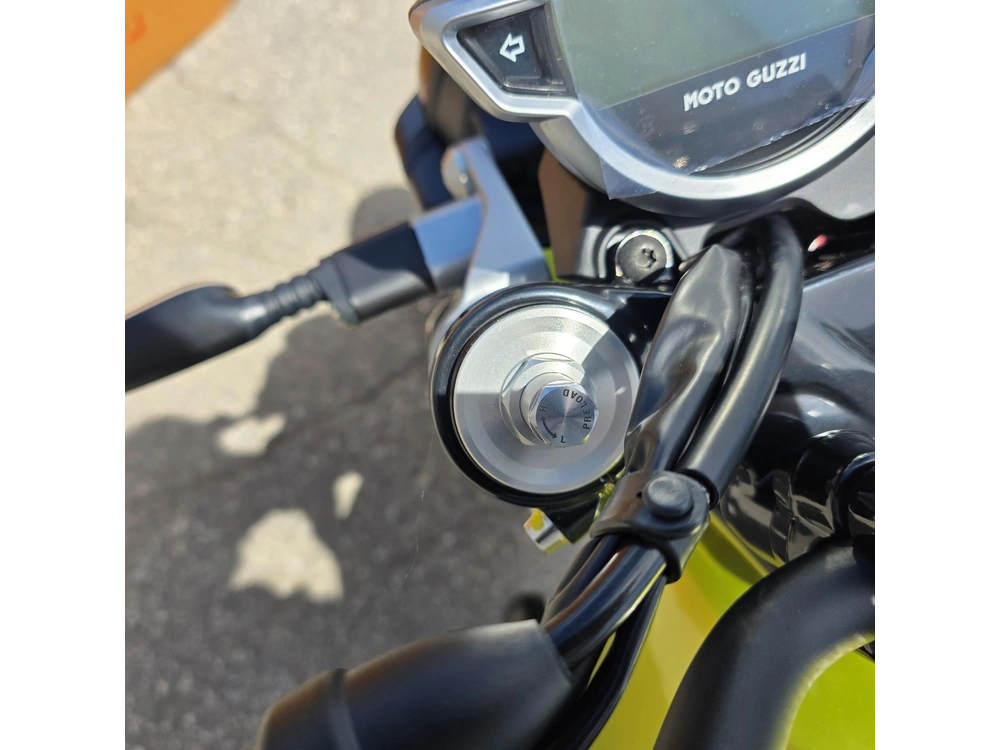 2026 Moto Guzzi V7 Sport alt