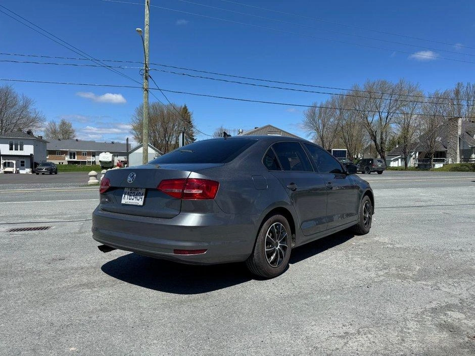 Volkswagen Jetta Tremdline 2015 alt