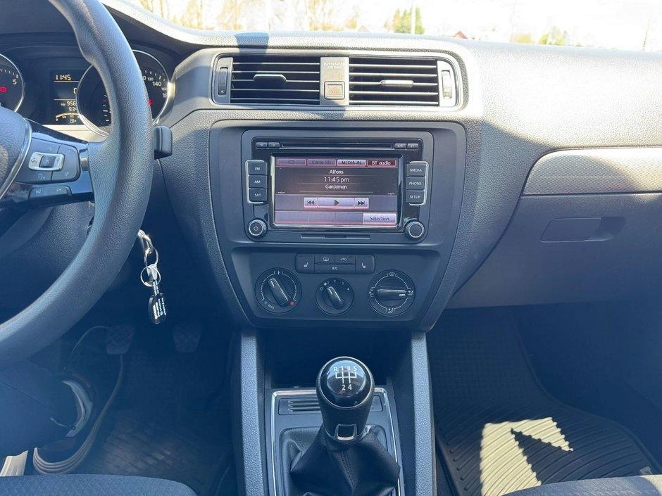 Volkswagen Jetta Tremdline 2015 alt