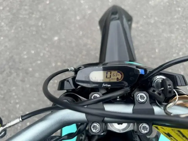 Surron HYPER BEE 100% ÉLECTRIQUE AVEC 8,000 WATTS 2026