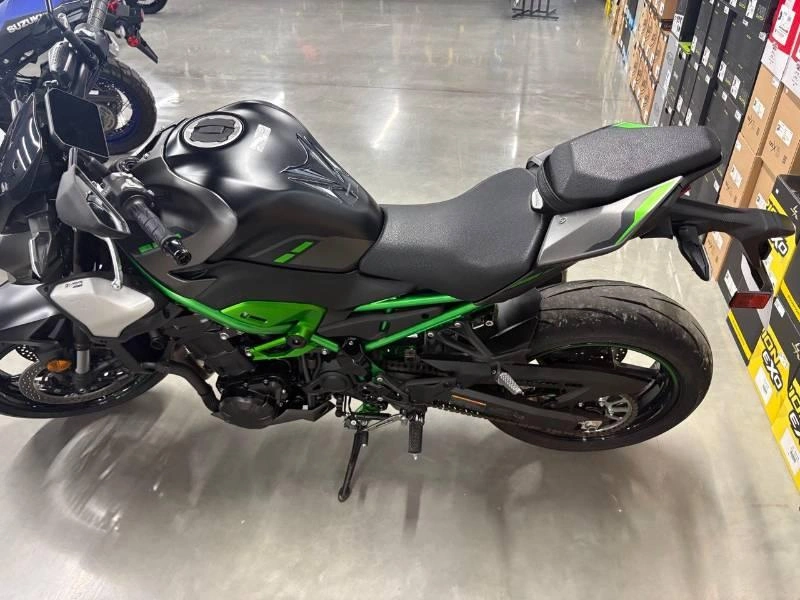 Kawasaki Z900 2025 alt