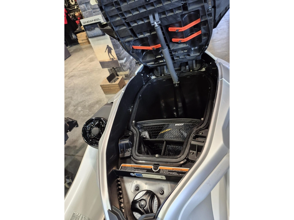 2026 Sea-doo Gtx Limited 325 (sound System) White Pearl (premium Color) alt