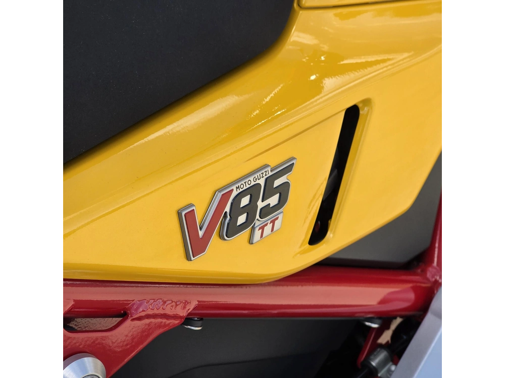 2027 Moto Guzzi V85 Tt alt