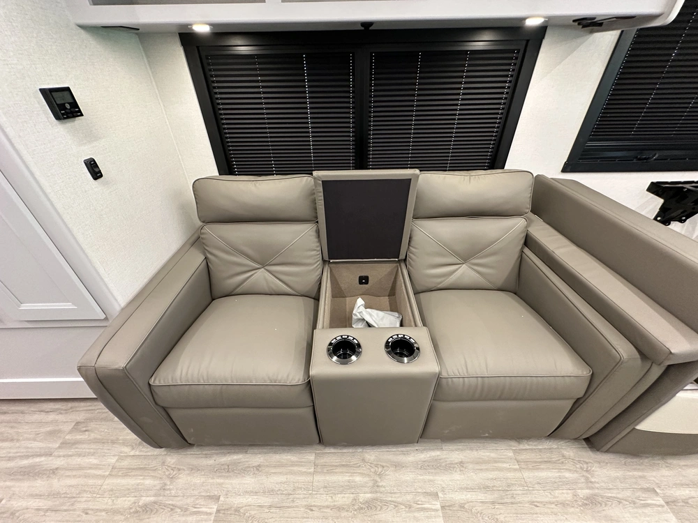 Coachmen Mirada 32ls 2024 alt